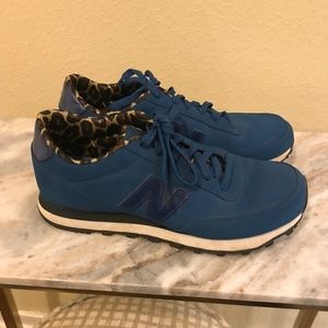 Blue New balance sneakers with leopard trim.
